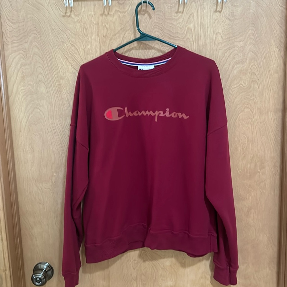 Champion women’s crewneck sweatshirt. Maroon color